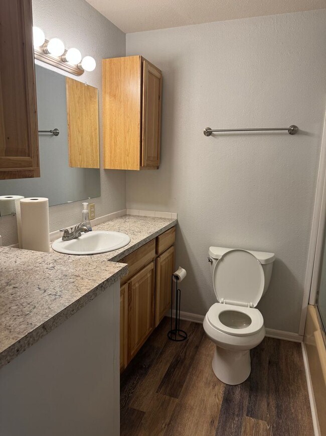 Building Photo - Cozy 3 Bedroom Duplex
