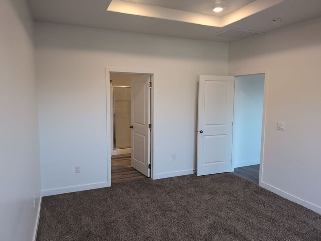 Building Photo - Modern Comfort Meets Effortless Living in Long Valley!
