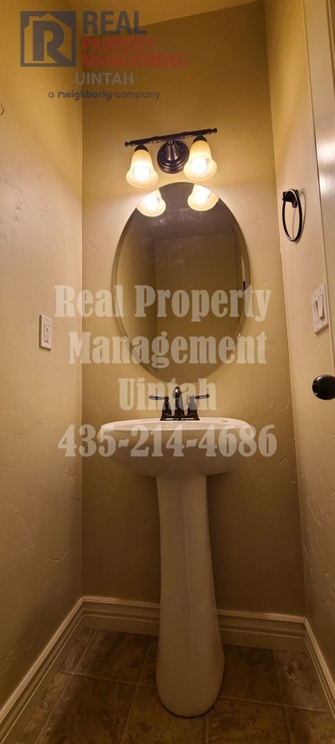 Building Photo - 3 bed 2.5 bath townhome in Fox Run