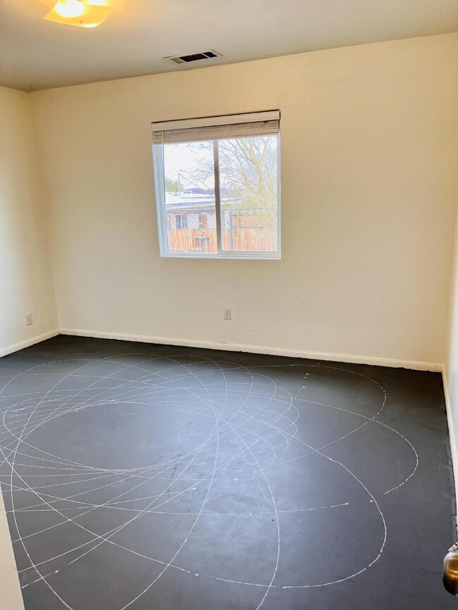 Building Photo - 4 Bedroom, 2 Bath Home with Attached Garag...