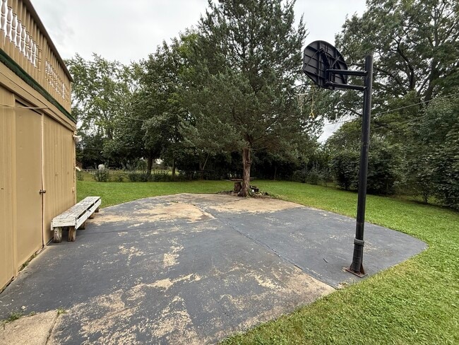 Building Photo - 613 Newberry Dr