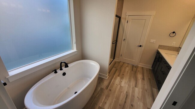 Building Photo - 4 BR/2.5 BA Single-Level home at Trailside
