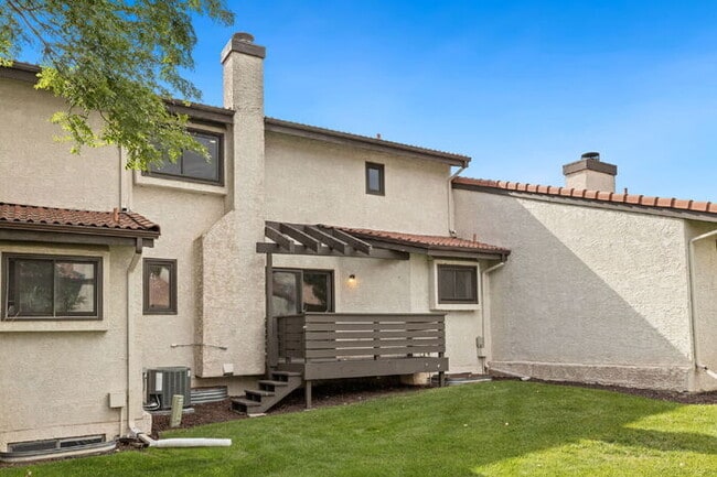 Building Photo - Conveniently Located Townhome with Garage ...