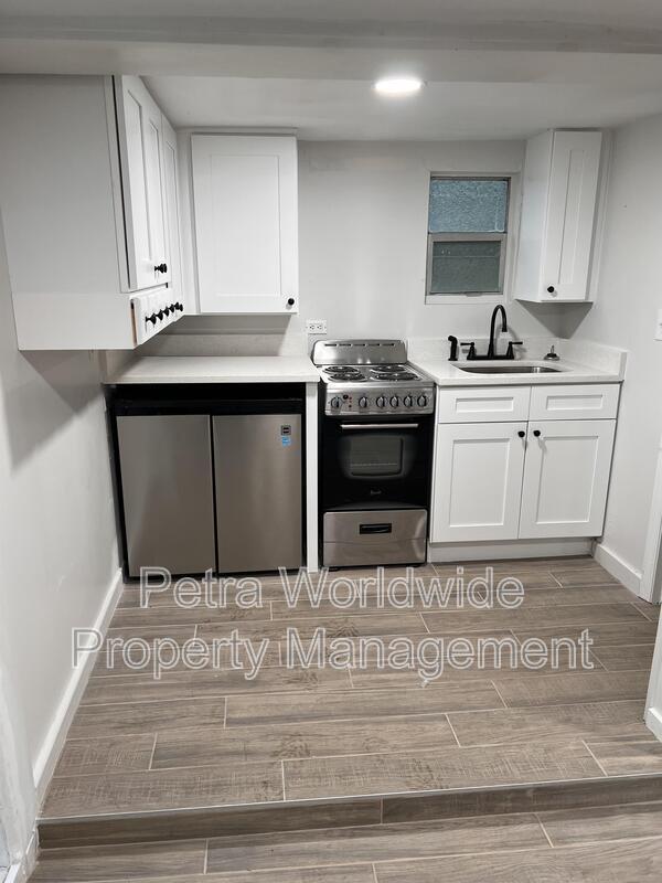 Building Photo - 611 E Plymouth Ave