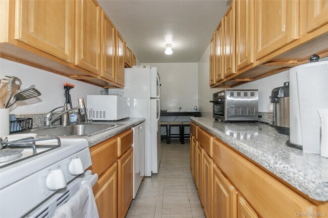 Building Photo - 150 S Middle Neck Rd