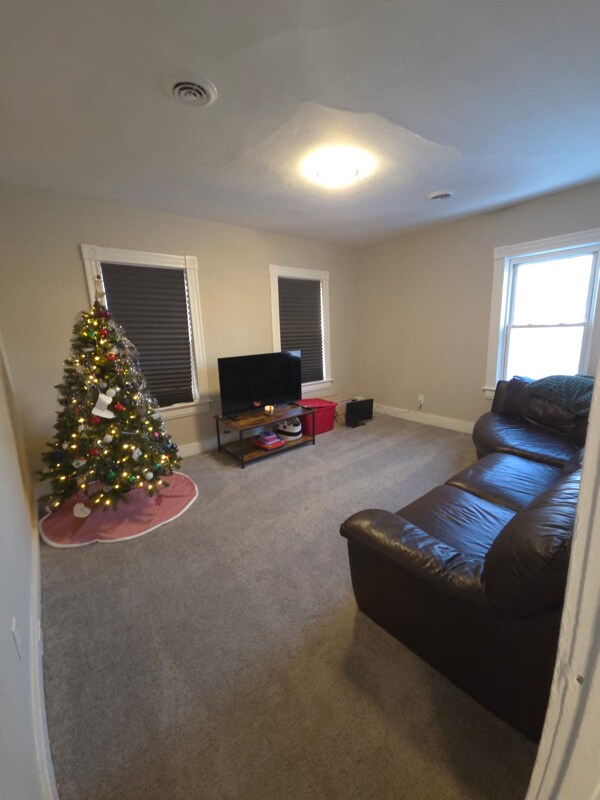 Building Photo - 15 School St