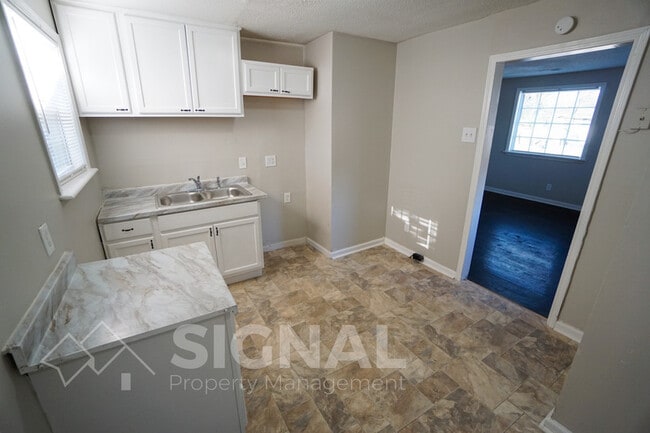 Building Photo - 581 Seminole Cir