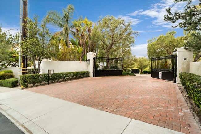 Building Photo - UPDATED LUXURY MALIBU CONDO!