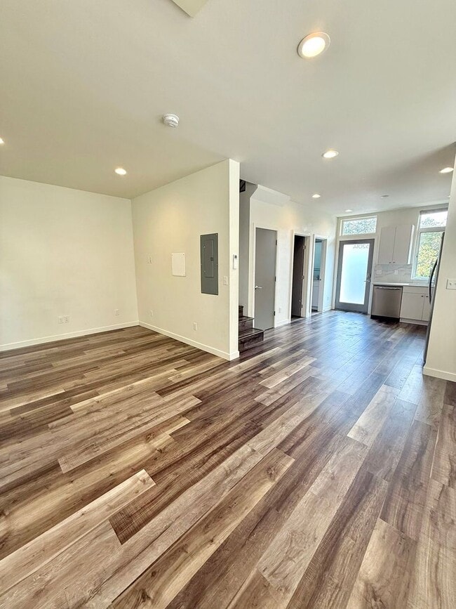 Building Photo - 8BR Ravenna Home Steps from UW – Ideal for Groups!