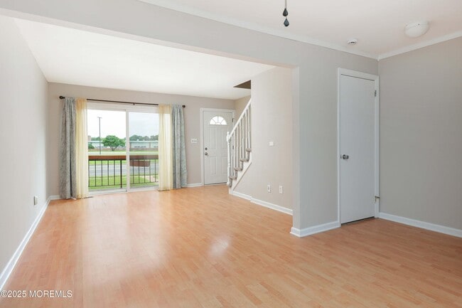 Building Photo - 10 Primrose Ln