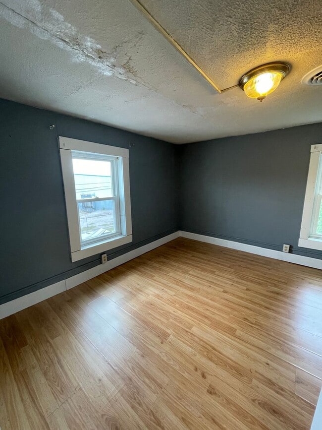 Building Photo - Four Bedroom Available August in Delphi