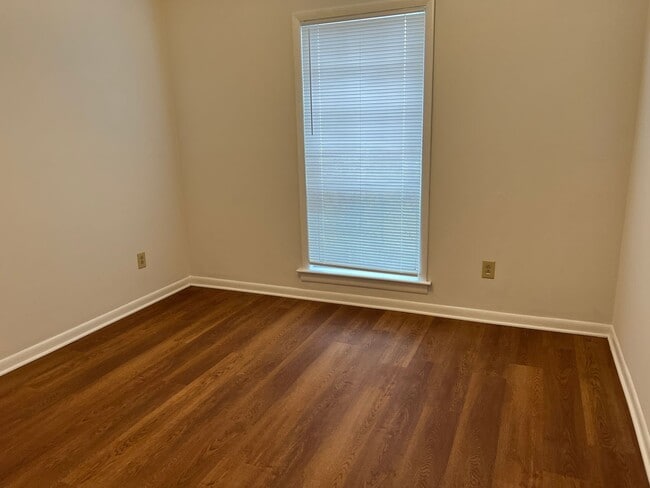 Building Photo - 2 Bedroom 2 Bath Townhome with fenced backyard!