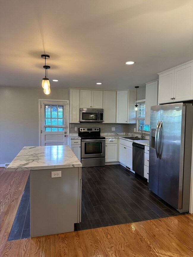 Building Photo - 3 bedrooms 2 baths, Split Level in the located in Roanoke County