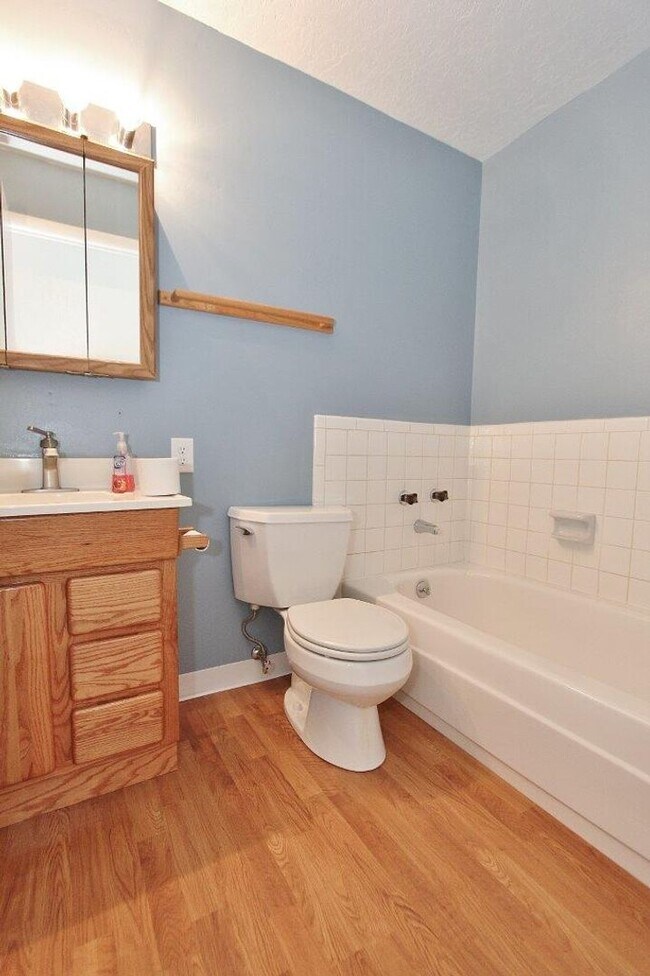 Building Photo - Clean Townhouse Centrally Located on the B...