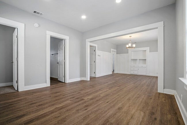 Building Photo - Charming 3 Bedroom Home Near Broadway | Spacious Layout | Prime Sacramento Location