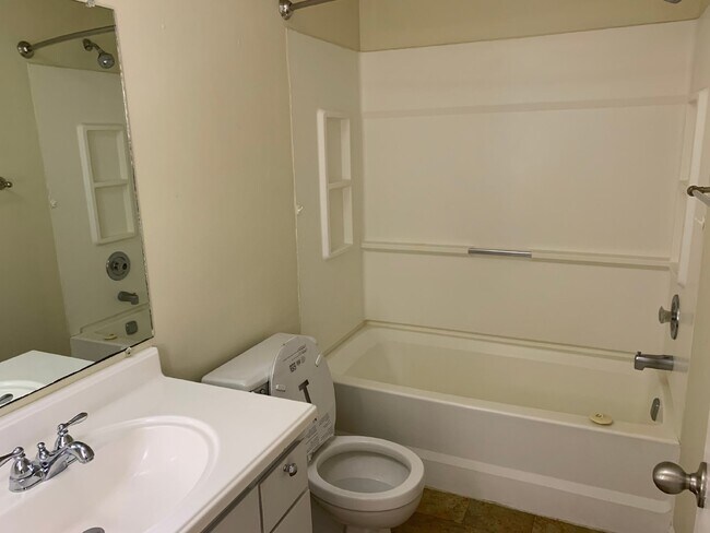 Building Photo - Condo for Rent