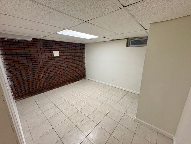 Building Photo - Charming & Cozy Ranch with Spacious Backya...