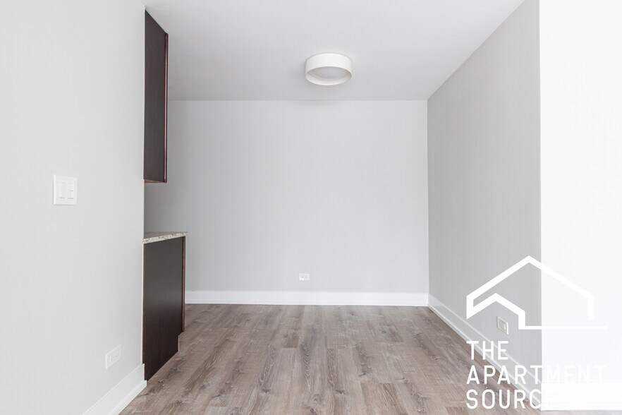 Building Photo - 454 W Barry Ave