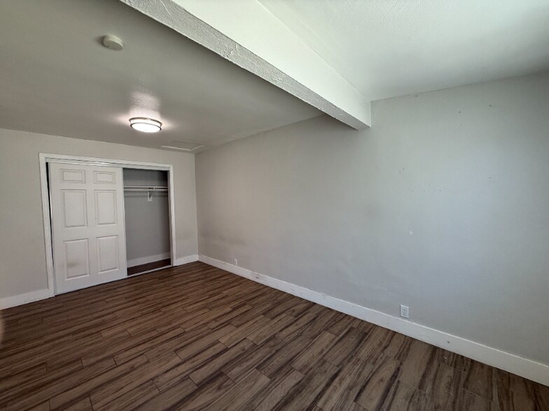 Building Photo - 924 W Chestnut Ave