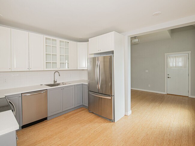 Building Photo - Charming, remodeled 1-bdrm/1-bath vintage duplex in Kerns—Excellent location, A/C, hardwood floors