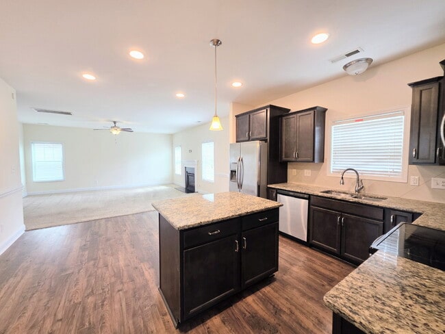 Building Photo - Beautiful Wilmington Floor Plan In Wedgefi...