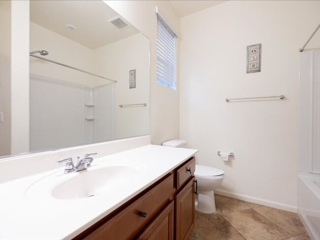 Building Photo - 5 Bedroom 3 Bathroom