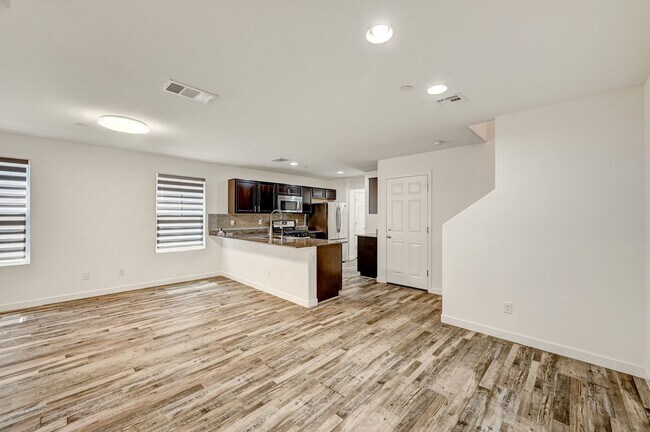 Building Photo - Exquisite Townhome - Life of luxury