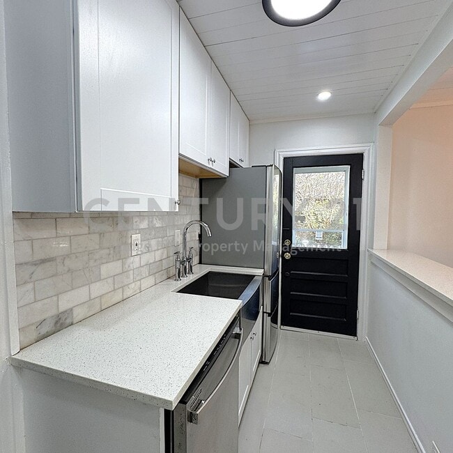 Building Photo - Charming 1/1 Lakewood Duplex for Rent!