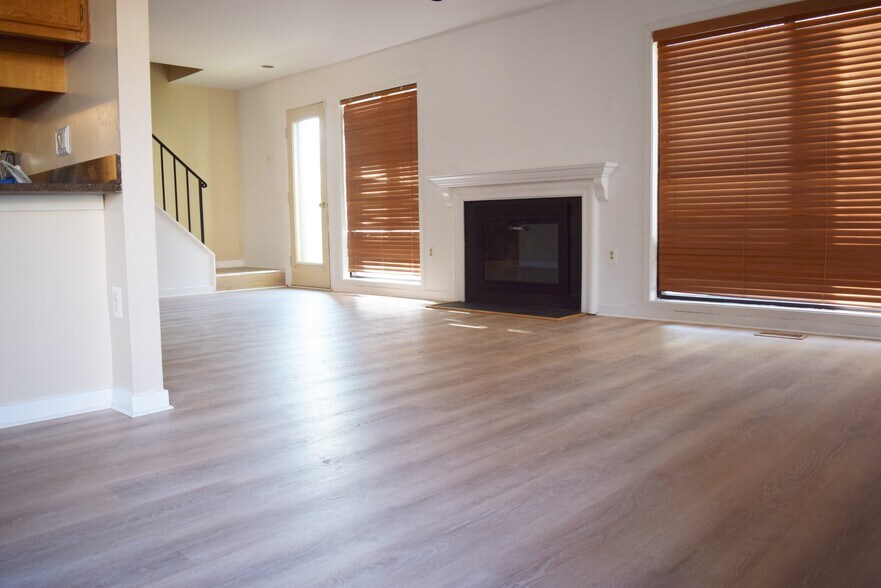 Building Photo - 9745 Lake Shore Dr