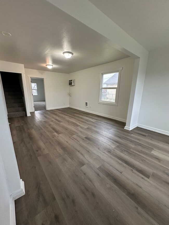 Building Photo - 805 S 5th Ave