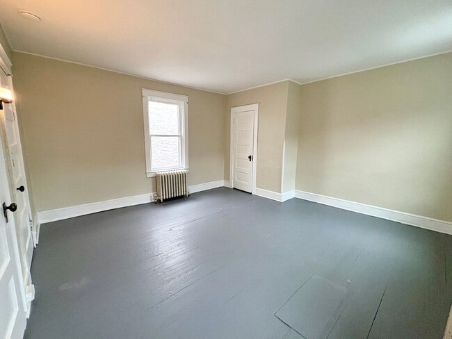 Building Photo - 2 Bedroom 1 Bathroom in Lancaster City!