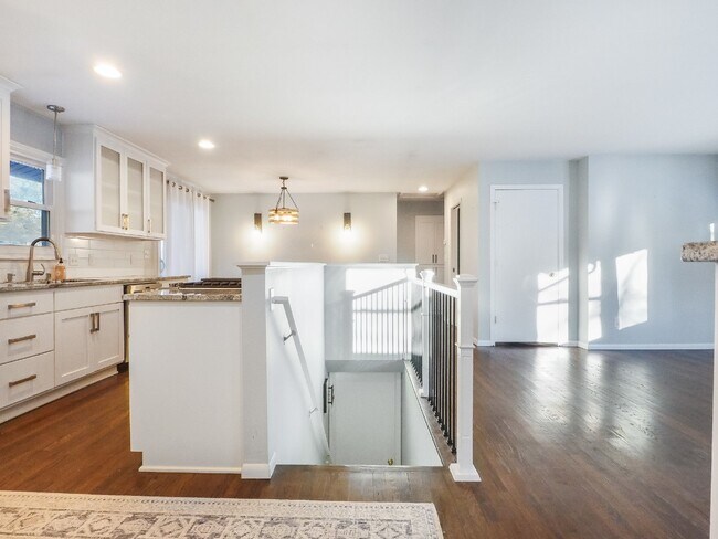 Building Photo - Open and Updated 2-Bed Home with Granite & Hardwood  in Arden Hills!"