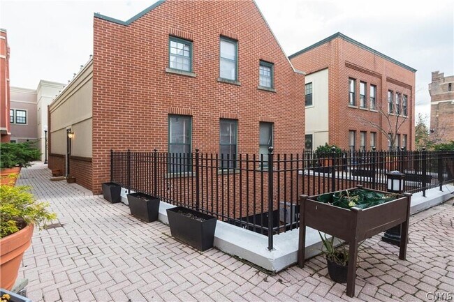 Building Photo - 133 Walton St