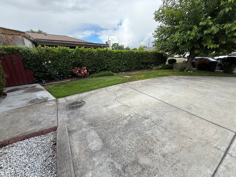 Parking space - 329 Bessie St