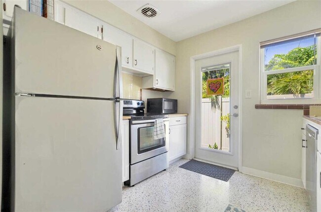 Building Photo - 811 26th Ave N