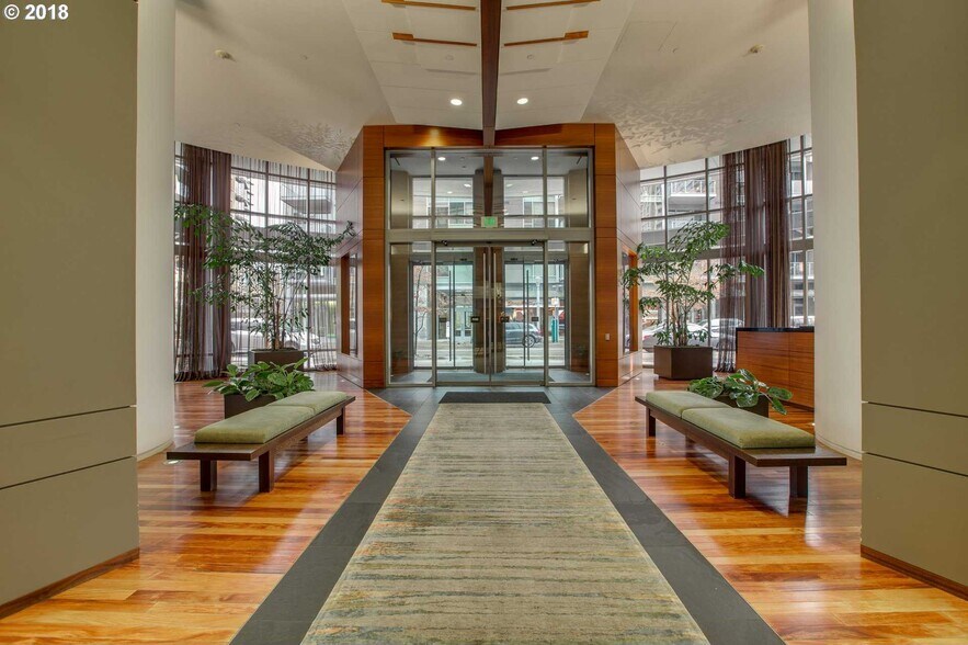 John Ross Foyer - 3601 S River Pky