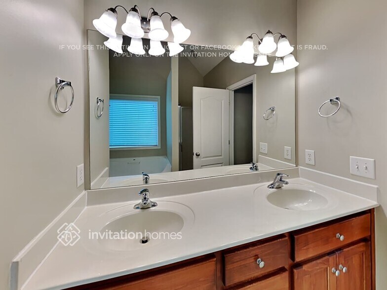 Building Photo - 649 Royal Crest Ct