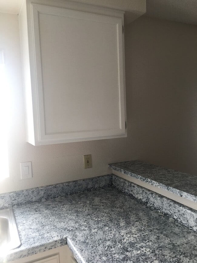 Building Photo - Update unit!!