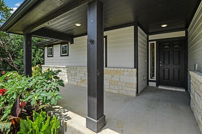 Building Photo - 10620 W Lakeview Dr