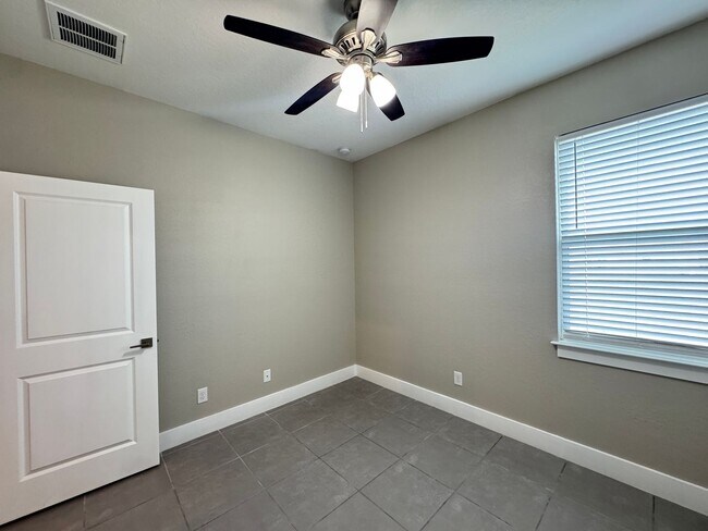 Building Photo - Spacious 4-Bedroom Home in Poinciana – Internet Included & No HOA Approval Required