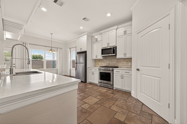 Building Photo - 2211 Silverbonnet St