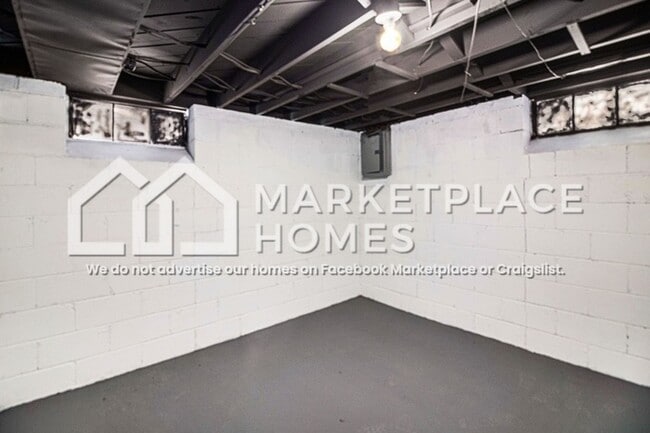 Building Photo - 15073 Strathmoor St