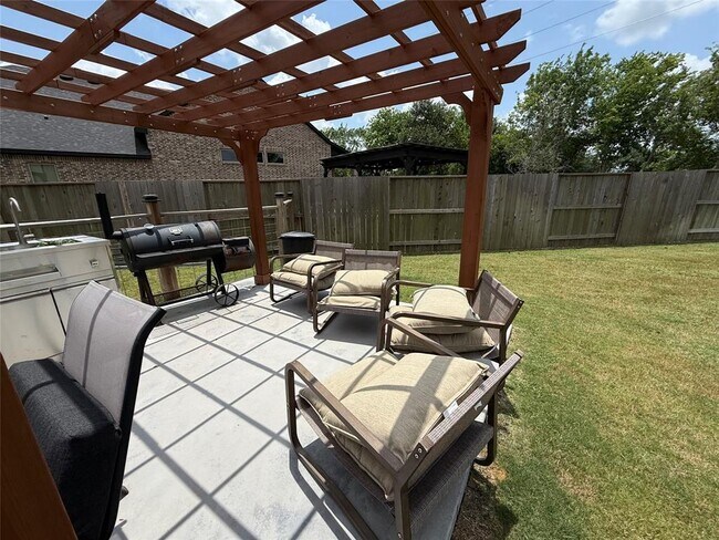 Building Photo - 10070 Cedardale Dr