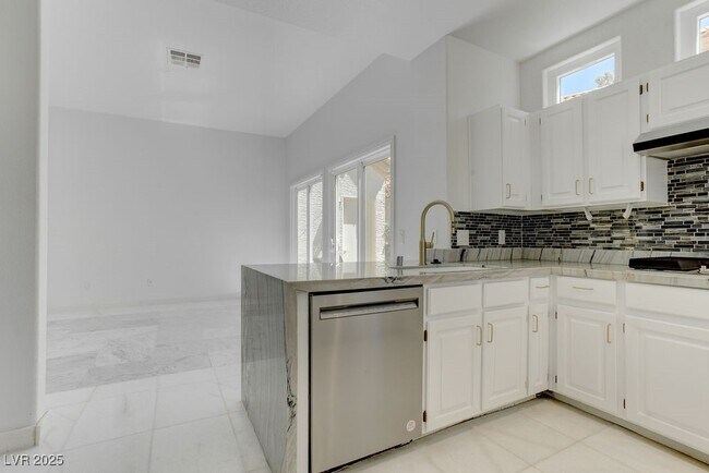 Building Photo - 8953 Diamond Falls Dr
