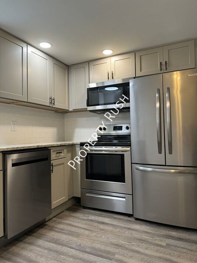 Building Photo - 806 Forest Dale Ln