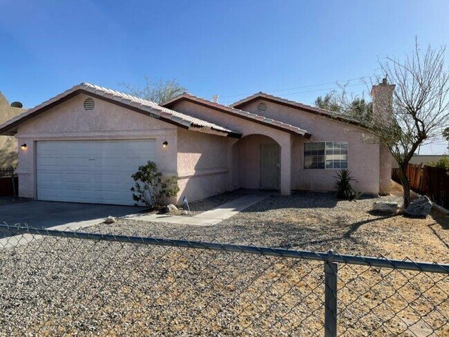 Building Photo - Spacious Home For RENT: 3 Bed / 2 Bath, Fenced in yard + 2 Car Garage!  MOVE IN READY!