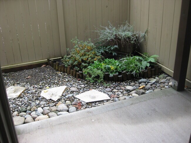 Building Photo - 2 Bedroom Kenmore Condo with Charming Details