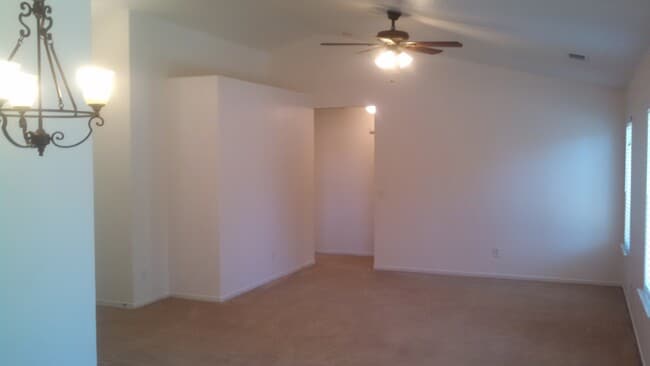 Building Photo - Beautiful home located in a court!