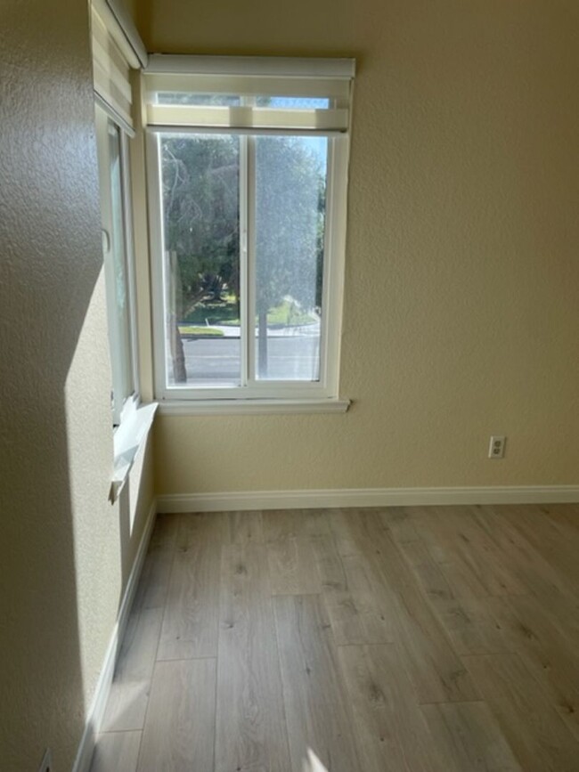 Building Photo - Upgraded Three Bedroom Attached Home in Wo...