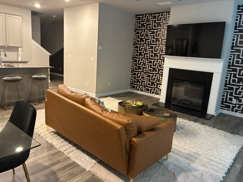 Building Photo - Room in Townhome on The Way Pl